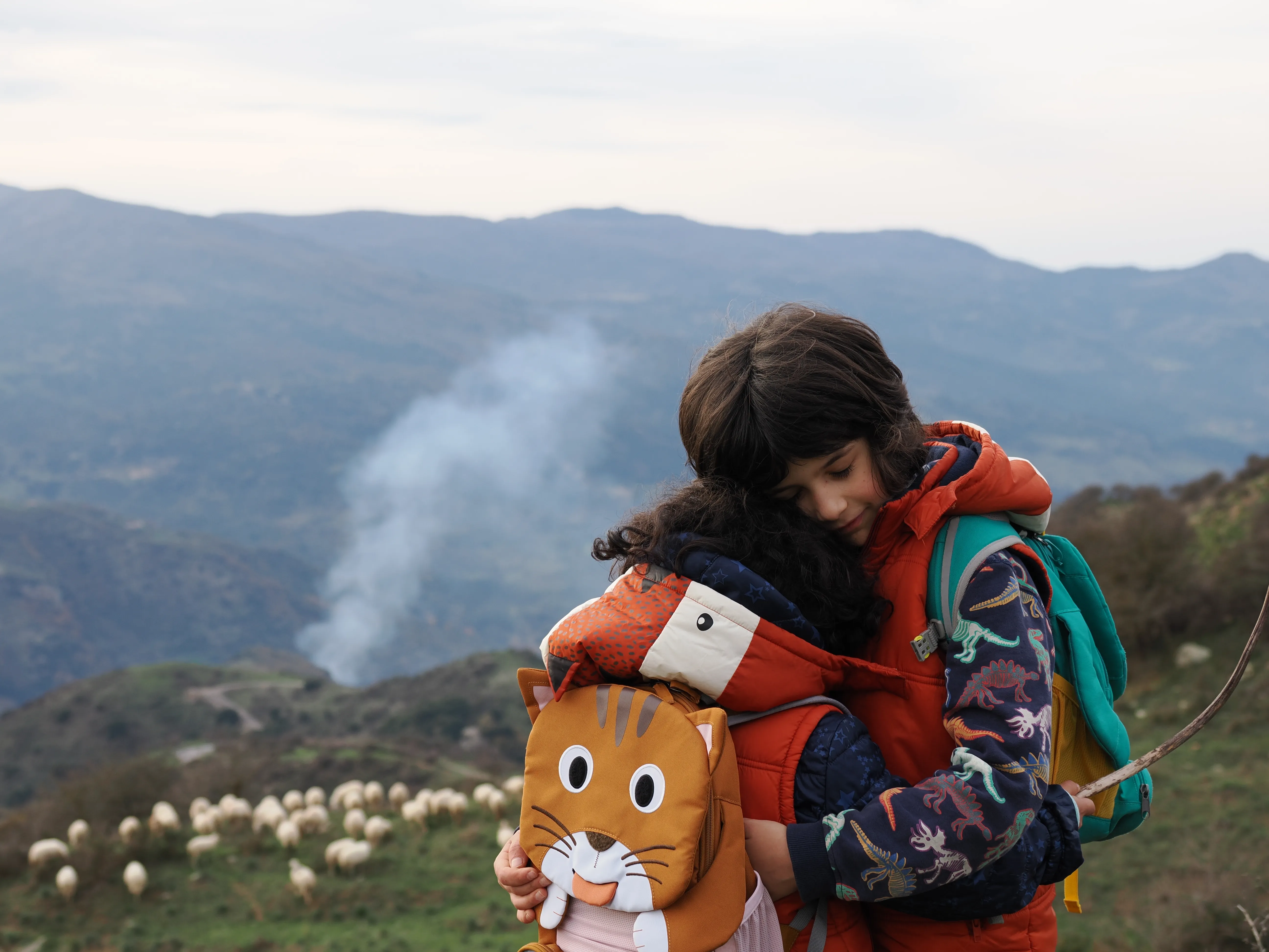 Foto bambini che si abbracciano